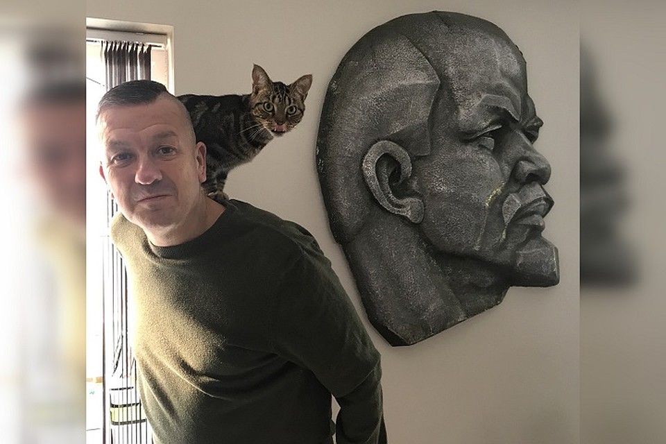 Брайен, барельеф Ленина и кошка Саша. Фото: Дин Брайен