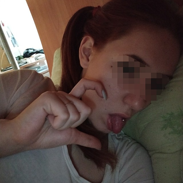 На своей странице девочка выкладывала фотографии с засосами и сгущенкой на губах. Фото: СОЦСЕТИ