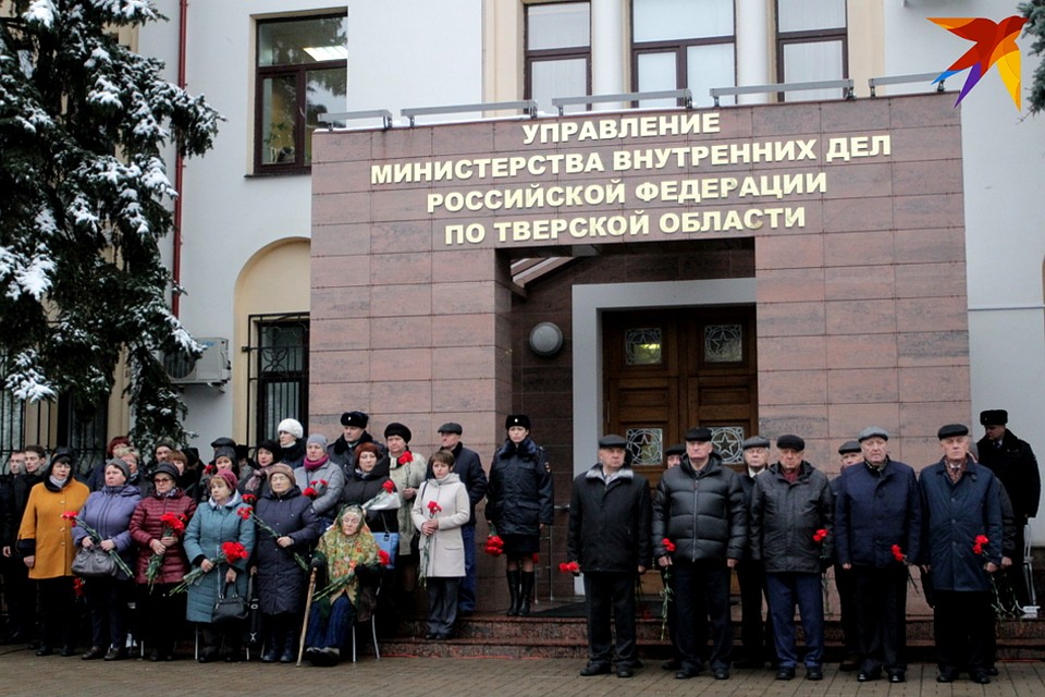 У здания областного МВД собрались родственники погибших полицейских и ветераны. Фото: Виктория ТУШКОВА