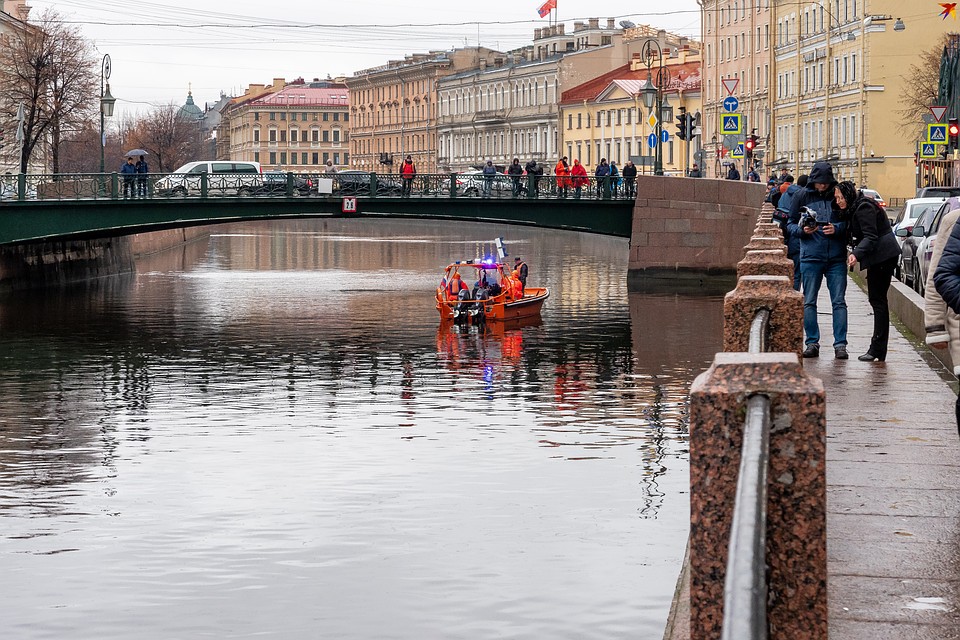 Именно здесь накануне из воды вытащили 63-летнего доцента СПбГУ Олега Соколова Фото: Олег ЗОЛОТО
