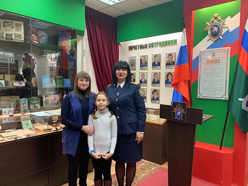 Наталью поблагодарили за ее поступок. Фото: пресс-служба ГСУ СК России по Красноярскому краю и республике Хакасия.