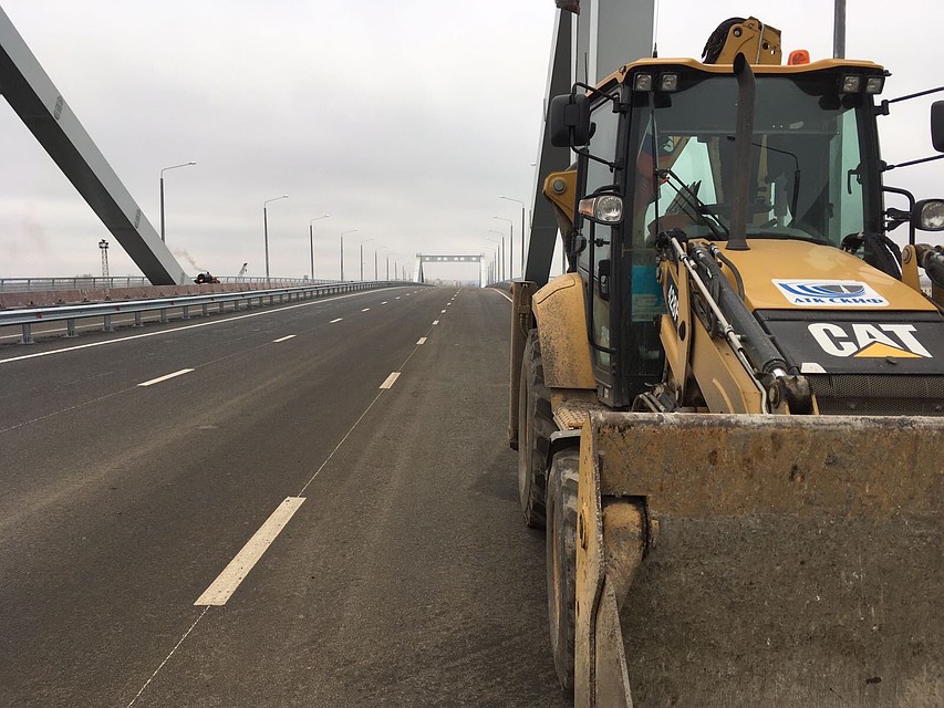 Дорожники уложили на мосту асфальт и начали наносить разметку Фото: Twitter.com