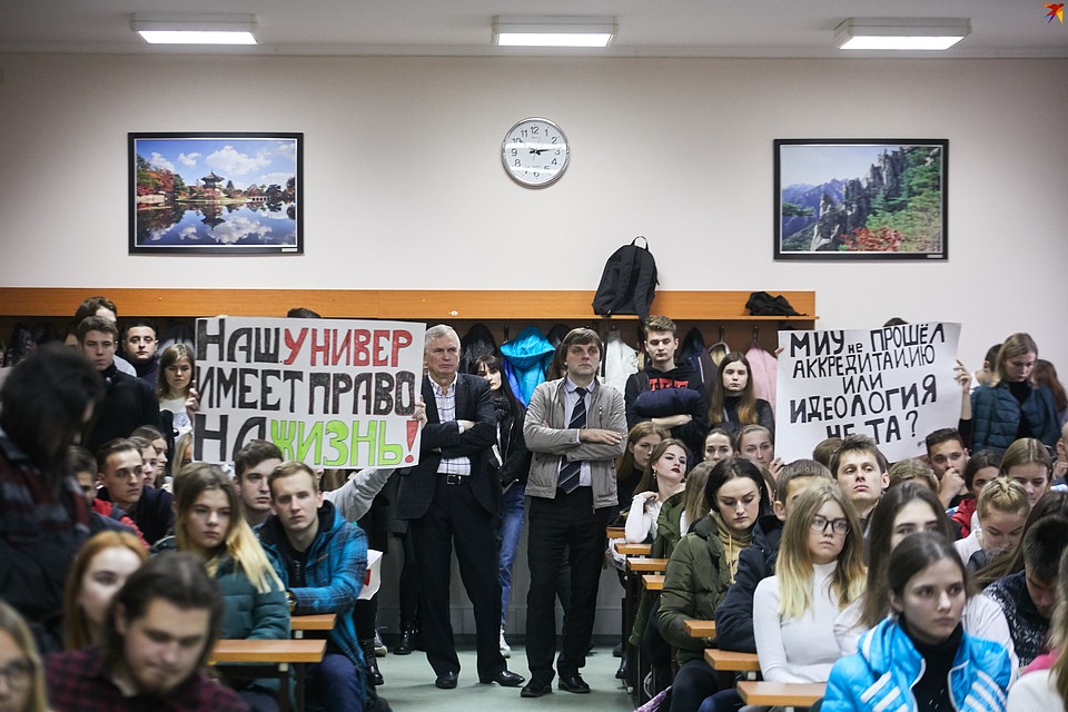 Парни и девушки объяснили, почему они отстаивают свой университет Фото: Павел МАРТИНЧИК
