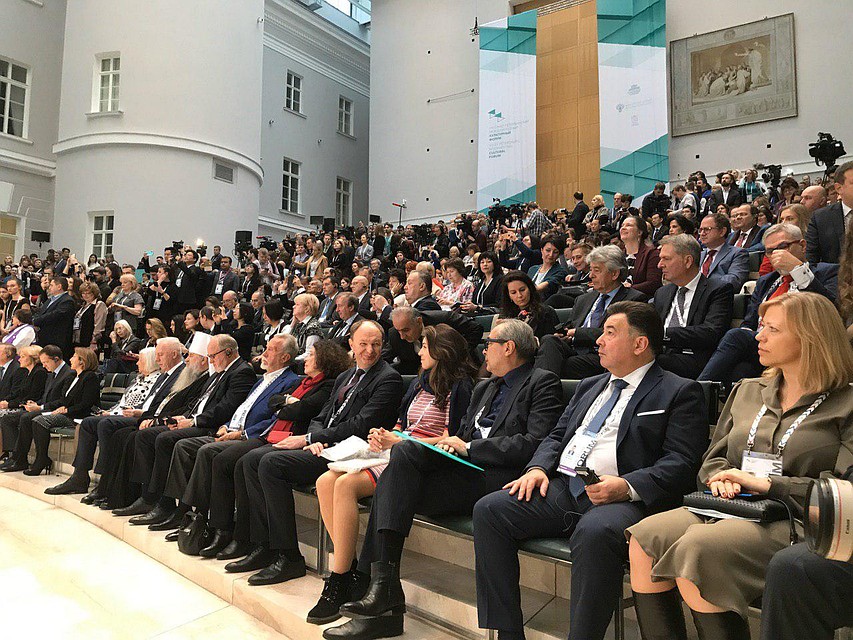 В зале собрались многочисленные делегаты из разных стран мира. Фото: Олег ЗОЛОТО