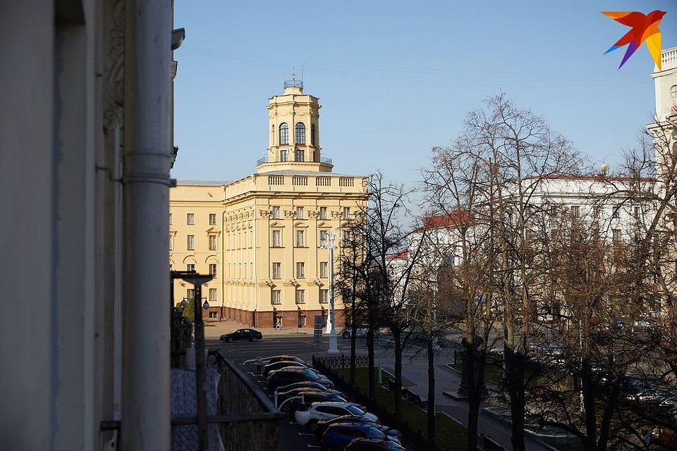 С балкона виден проспект Независимости со зданием КГБ, улица Карла Маркса, стадион «Динамо» и небольшой сквер. Фото: Павел МАРТИНЧИК