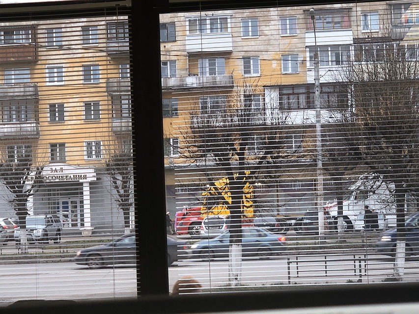 Большегрузы успешно припарковались у Центрального ЗАГСА Фото: vk.com/"Подслушано у водителей. Тверь"/Кирилл Быков