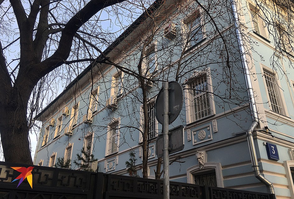 Все ящики перевесили на боковую стену. Фото: Павел КЛОКОВ