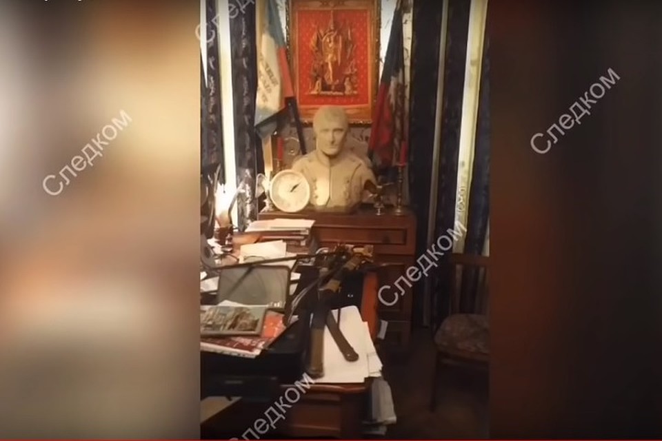 Стоит в квартире одиозного историка и непременный бюст Наполеона Бонапарта - к нему Олег Соколов, напомним, питал особые чувства. Фото: кадр оперативной съемки