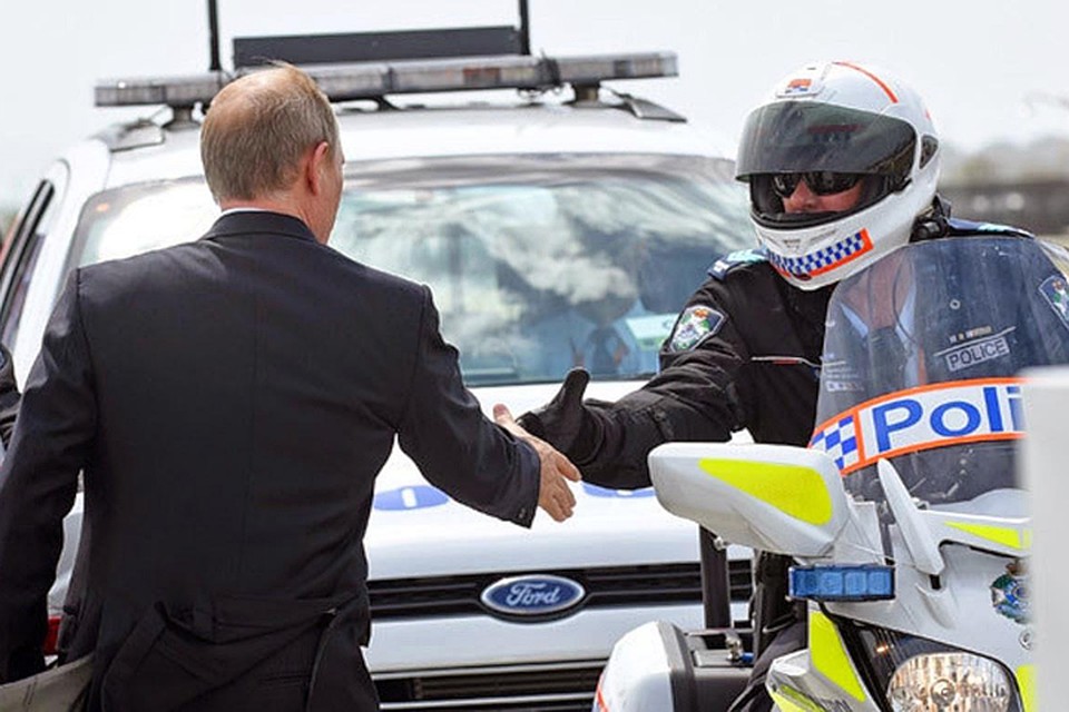 Владимир Путин прежде, чем сесть в самолет, подошел к мотоциклистам дорожной полиции, сопровождавшим его кортеж