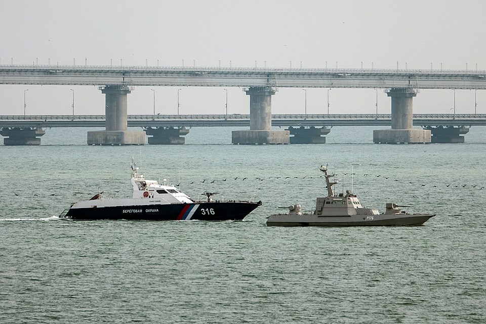 Утром воскресенья , принадлежавшие Украине суда были отбуксированы из порта Керчь в нейтральные воды Черного моря - для передаче украинской стороне Фото: REUTERS