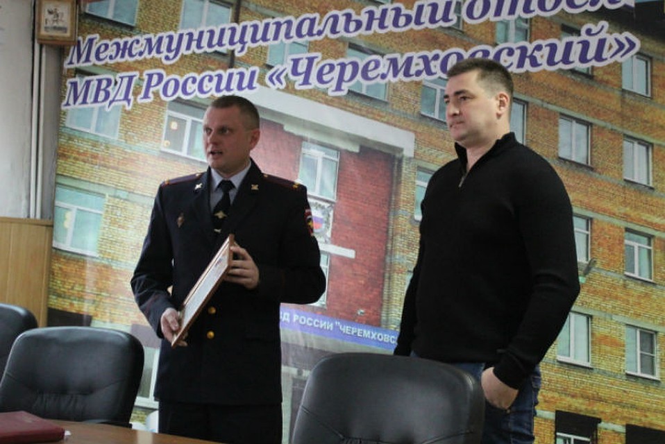 Полицейские уже наградили Андрея Банина. Фото: ГУ МВД России по Иркутской области.