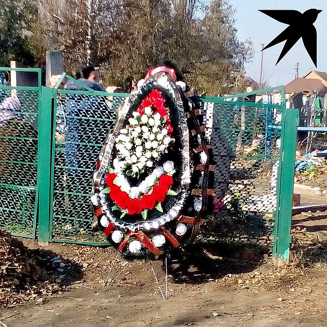 Венок от одноклассников Анастасии. Фото: Максим ОСОКИН