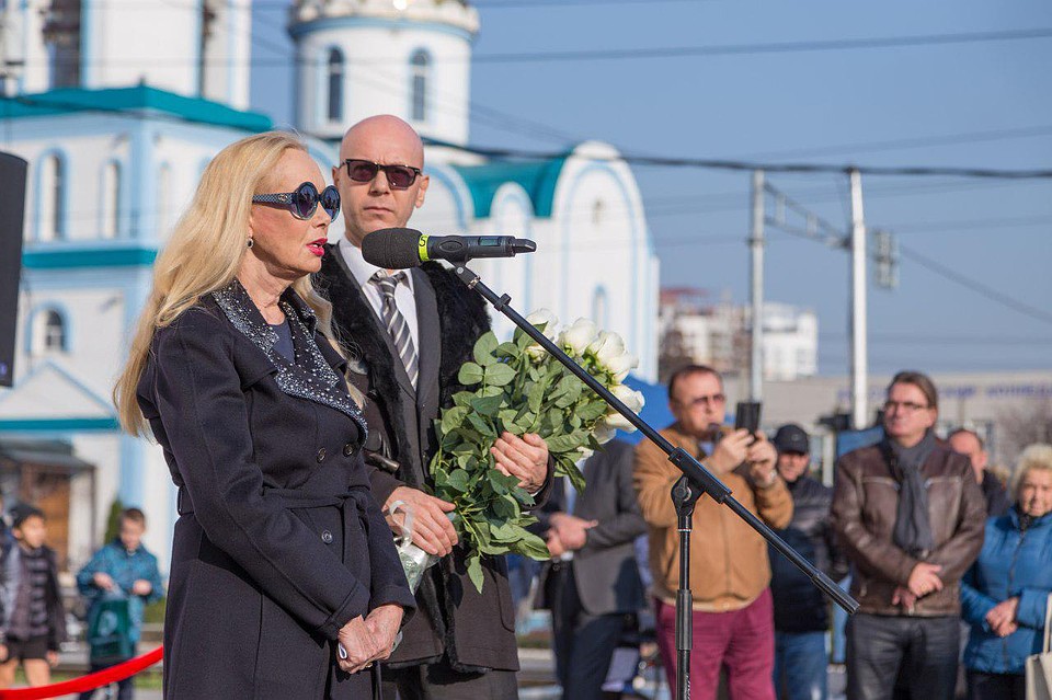 Родные знаменитого певца выступили на церемонии открытия доски. Фото: ТО "Премьера".