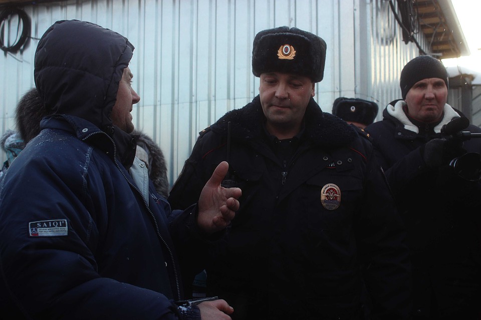 Полицейские сказали, что документы у сотрудников ЧОП проверят, но подальше от посторонних глаз Фото: Анастасия МАШКАЛЕВА
