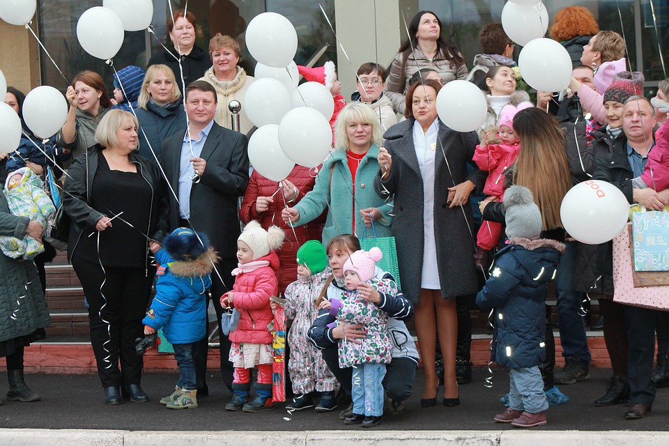 Запуск белых шаров Фото: Екатерина Дронова