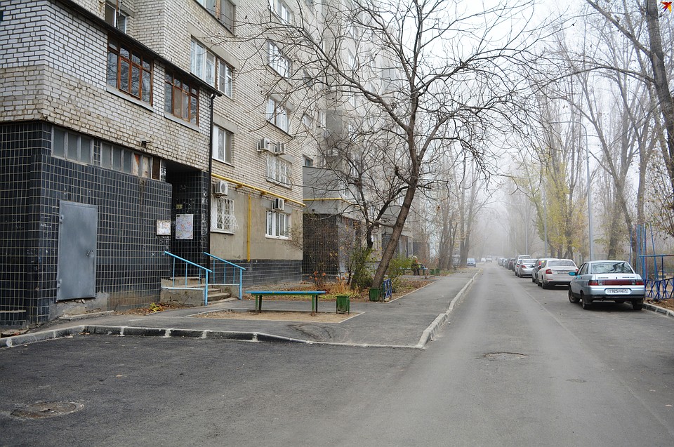 Двор на Ткачева оказался в числе счастливчиков второй волны, где сделали дороги. Фото: Инна ШЕРЕМЕТЬЕВА