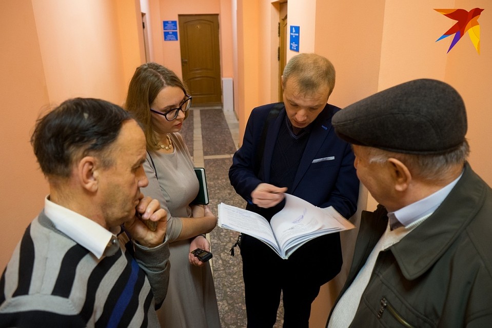 В "Газпром газораспределение" журналистам оказались не рады. Решаем вопросы в коридоре Фото: Вячеслав КОВАЛЕНКО