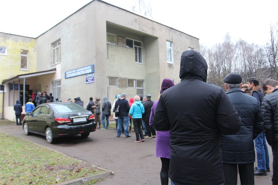 Очередь в наркодиспансер: люди хотят успеть получить справки по старым правилам и старым ценам. Фото: Виктория ТУШКОВА