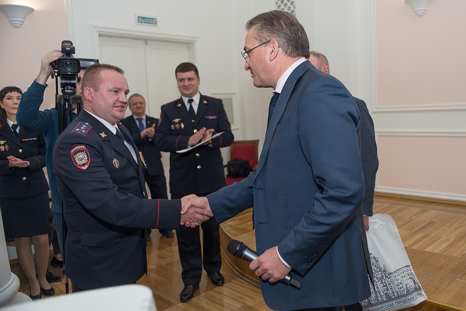 Самым народным участковым признали Александра Батракова. Фото: пресс-группа УМВД по Екатеринбургу