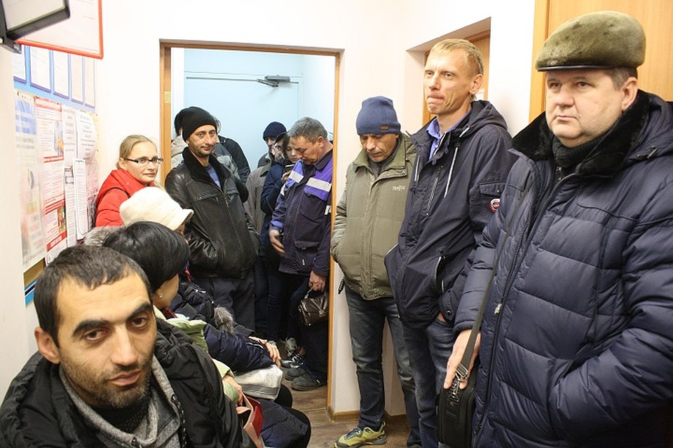 В Кировском районе люди занимали очередь в 6 утра. Фото: Екатерина ПОДВИНЦЕВА