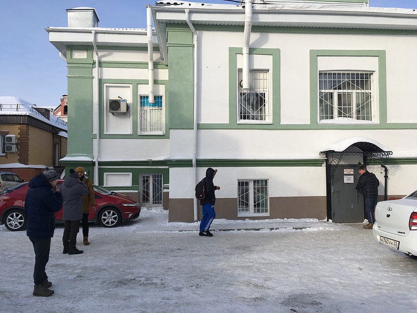 Претенденты на недорогую справку у диспансера Фото: БОРЗОВ Денис