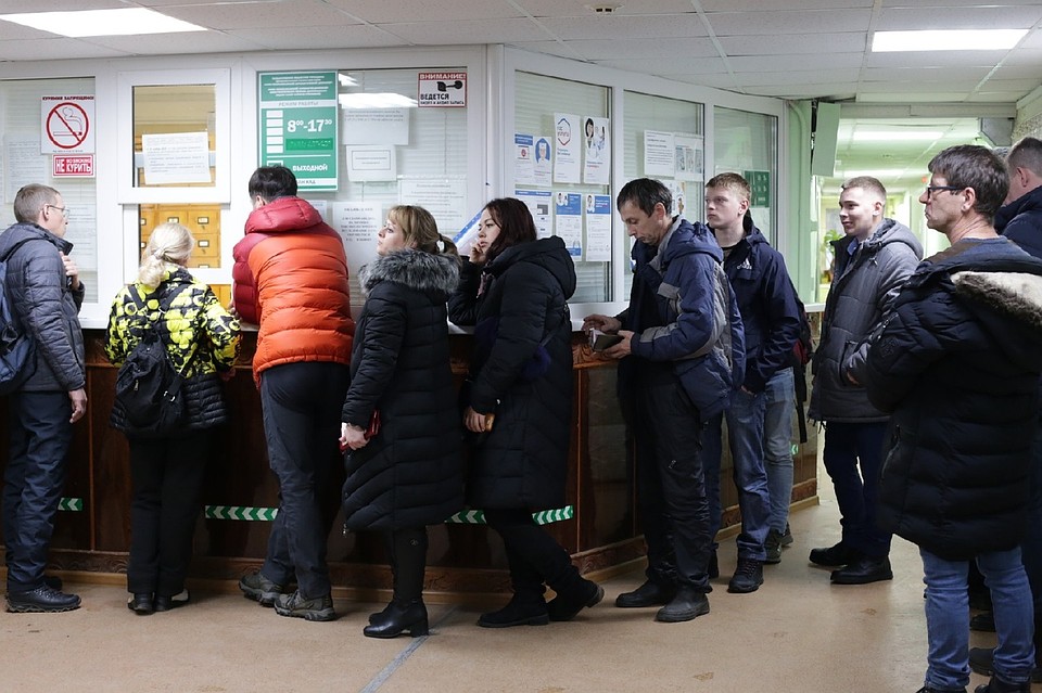 Люди стоят на ногах по несколько часов Фото: Наталия БЕШКАРЕВА