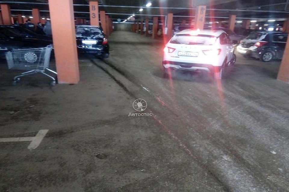 После того, как автоледи вынесло с горы, она попала на крытую парковку, где врезалась в столб. Фото: «Новости Новосибирска Автоспас»