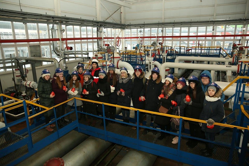 На Установке подготовки нефти «Уса» школьники узнали, что здесь собирается «черное золото» с разных месторождений.