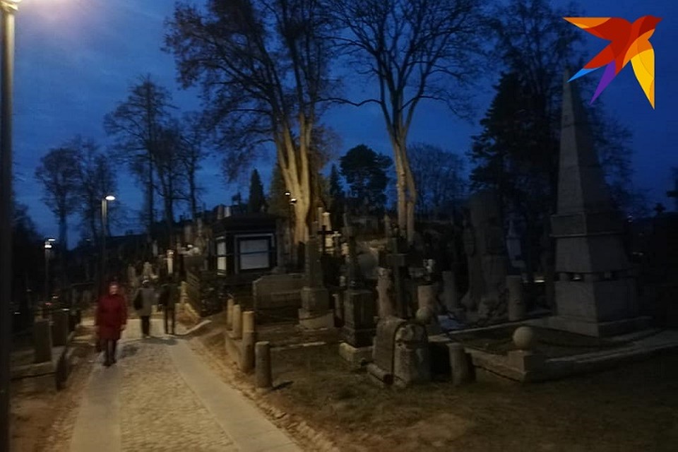 Люди терпеливо ждут своей очереди подойти к гробам повстанцев и почтить их память. Фото: Ольга ИВАШЕНКО
