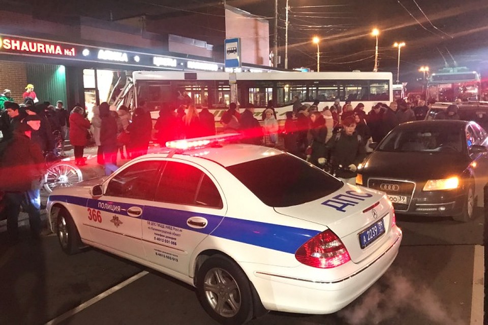 На полном ходу автобус въехал в цветочный павильон. Фото: Александр КАТЕРУША