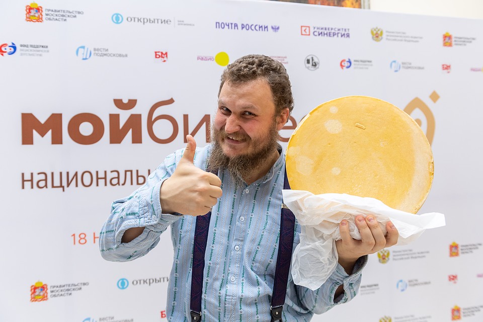 После выступления известный сыровар Олег Сирота консультировал начинающих предпринимателей о специфике фермерского бизнеса. Фото: Михаил ФРОЛОВ