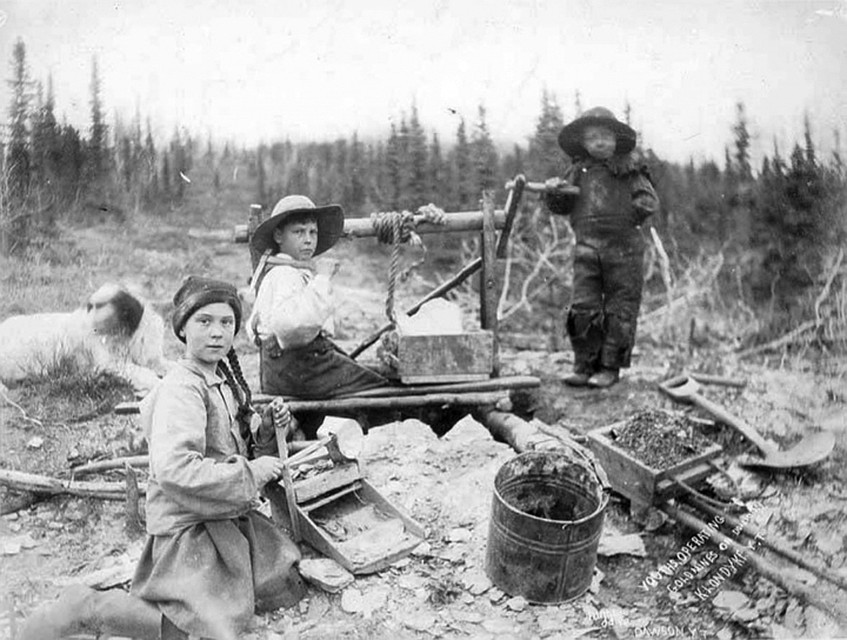 Оригинальное фото Эрика Хегга под названием Three children operating rocker at a gold mine on Dominion Creek, Yukon Territory.