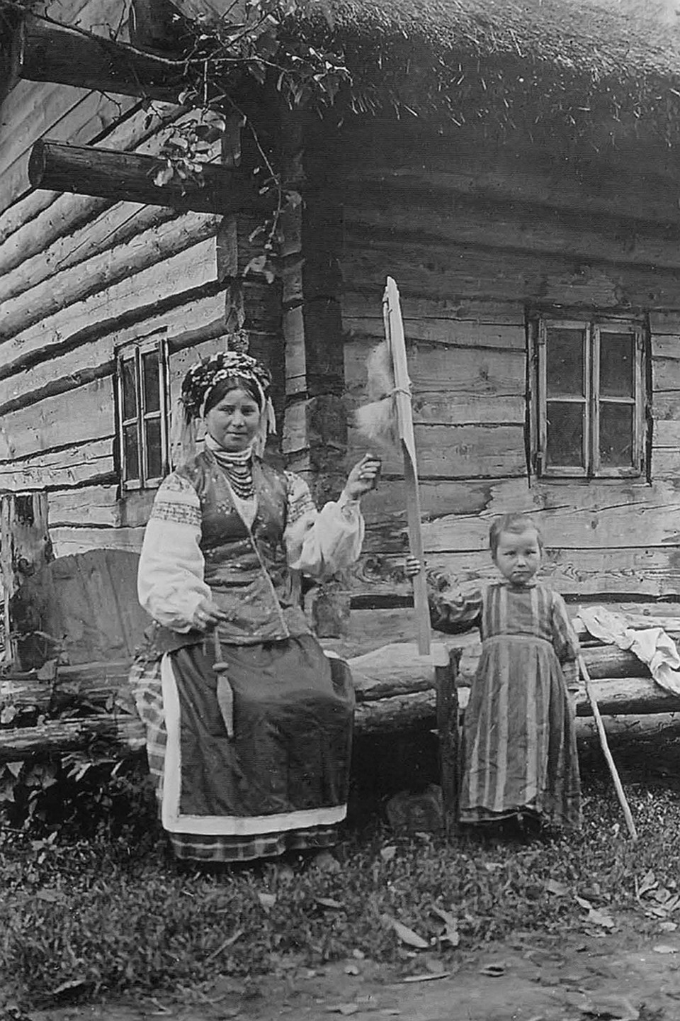 Под угол хаты клали шерсть, муку, деньги, а порой и голову петуха! Фото: Книга «Белорусы на снимках Исаака Сербова»