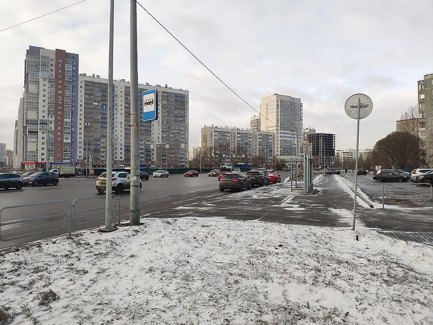 Вдруг на повороте с Университетской набережной появилась остановка, а автобусы и маршрутки тут никогда не ходили! Фото: Антон САДЧИКОВ