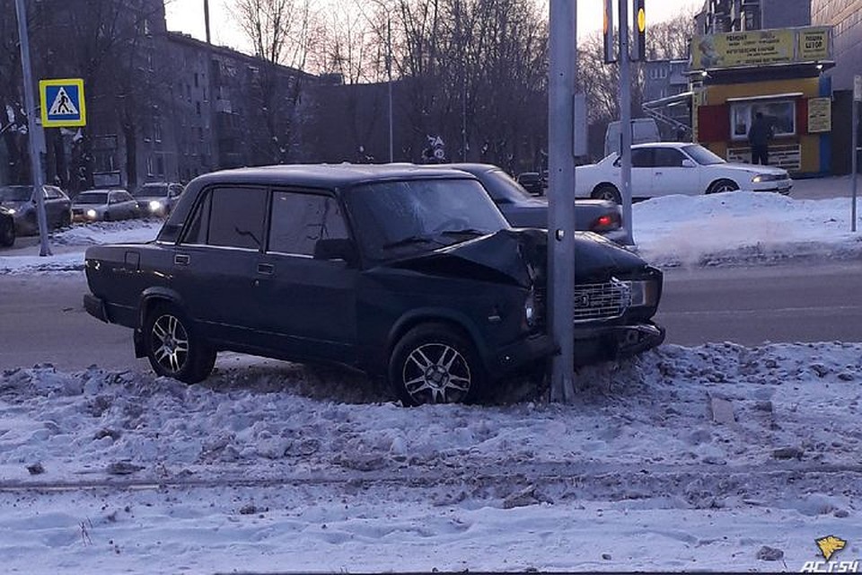От удара у отечественного седана буквально встал «домиком». Фото: "АСТ-54"