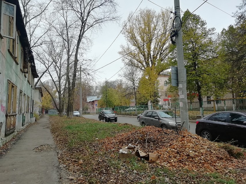 Узкие дороги - никто ведь не предполагал такого развития автомобилестроения Фото: Ольга АФАНАСЬЕВА