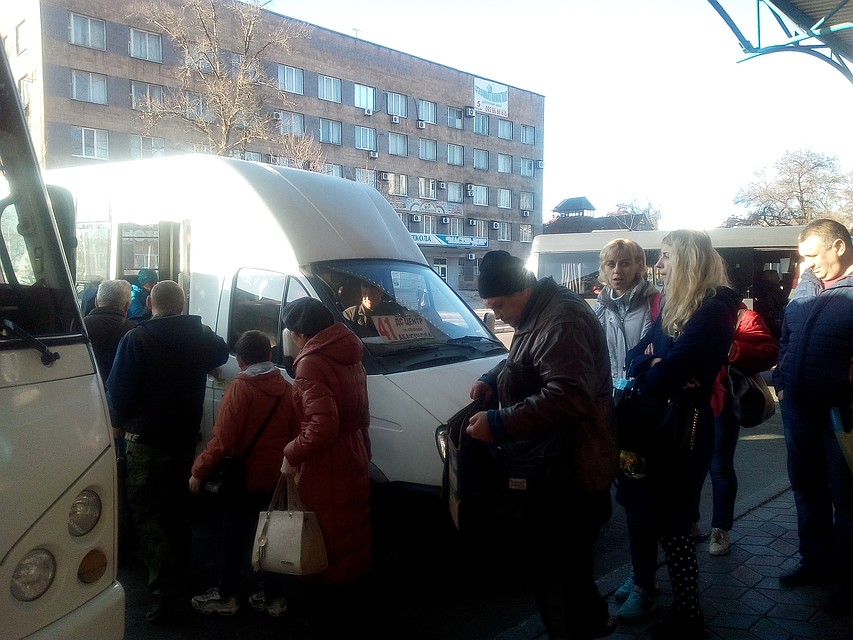 В Донецке перевозчики вынуждены часть маршруток разбирать на запчасти Фото: Роман ПОБЕРЕЖНЮК
