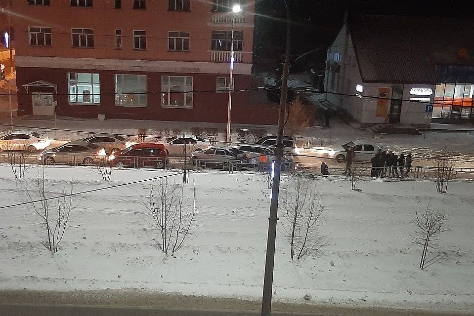 ДТП на ул. Профинтерна. Фото: интернет-сообщества Barnaul 22