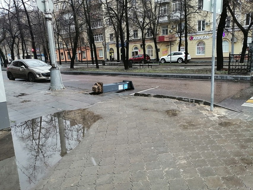 Столбик вырвали с корнем. Фото: Руслан Таиров.