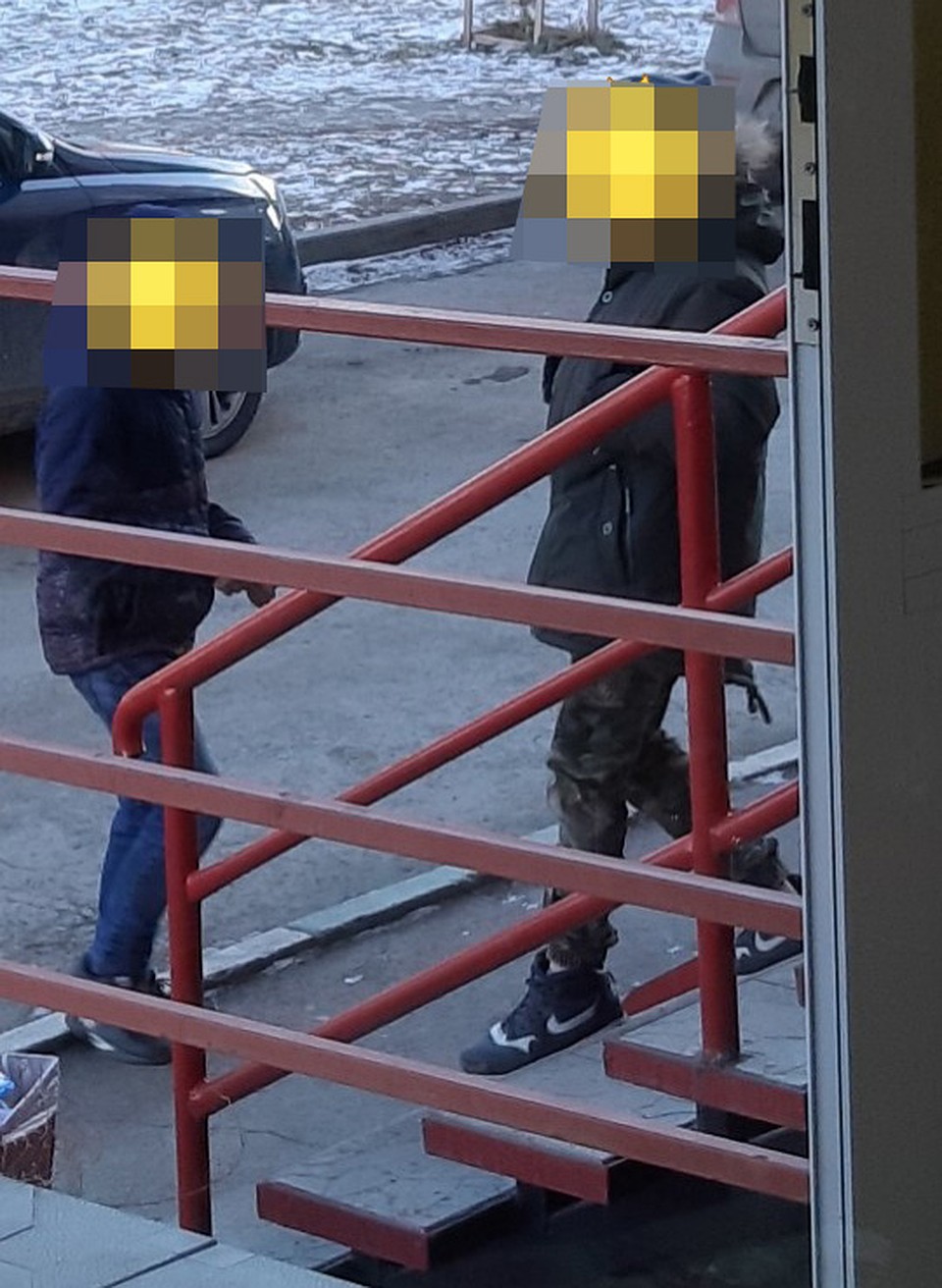 Продавцы сфотографировали хулиганов и надеются, что родители узнают своих детей и поговорят с ними. Фото: vk.com/chel_kop