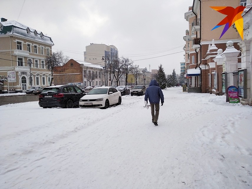 Первый настоящий снег в городе этой зимой Фото: Светлана ВОЛКОВА