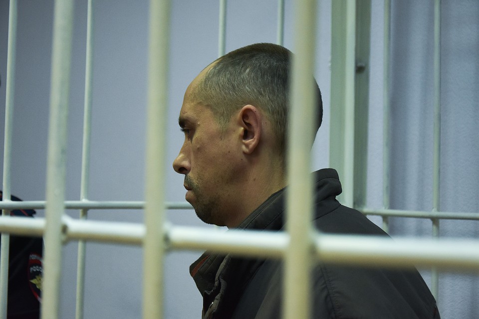Обвиняемый отворачивается от камер, он говорит, что не насиловал падчерицу. Фото: Алена МАРТЫНОВА