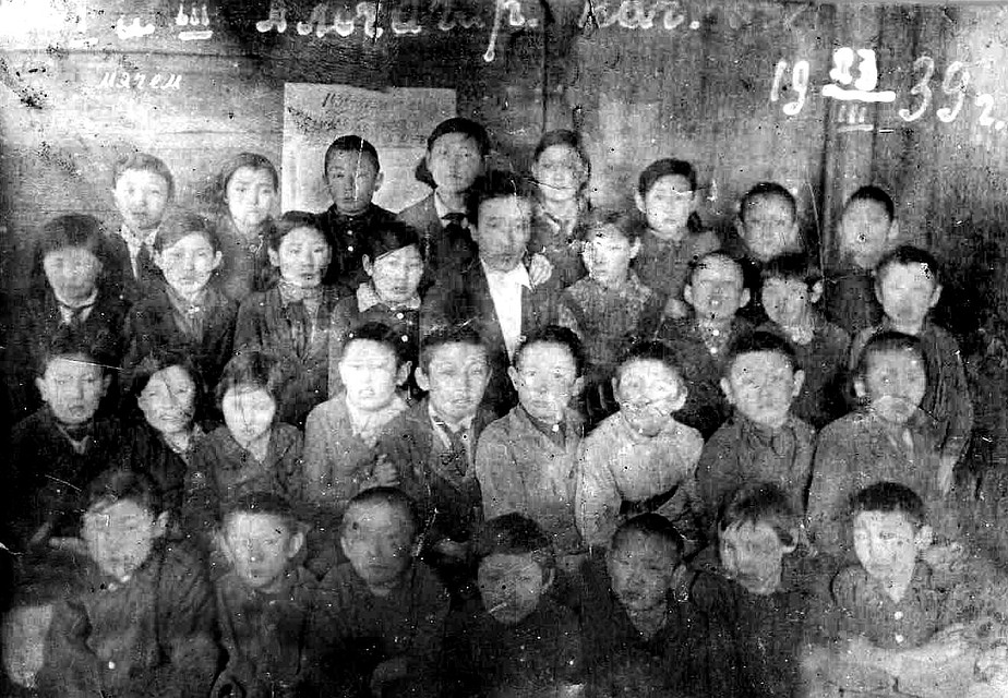 Ученики Аччагарской начальной школы Чурапчинского района, 1939 год. Большинство из них не вернулись из переселения. Фото: Из личного архива героя публикации
