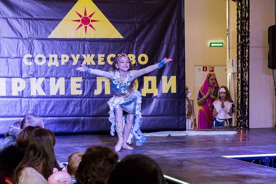 На ежегодном городском конкурсе «Яркая звезда «Сити-молла» ежегодно участвуют несколько десятков талантливых детей и взрослых. Фото: Александр ИВАННИКОВ