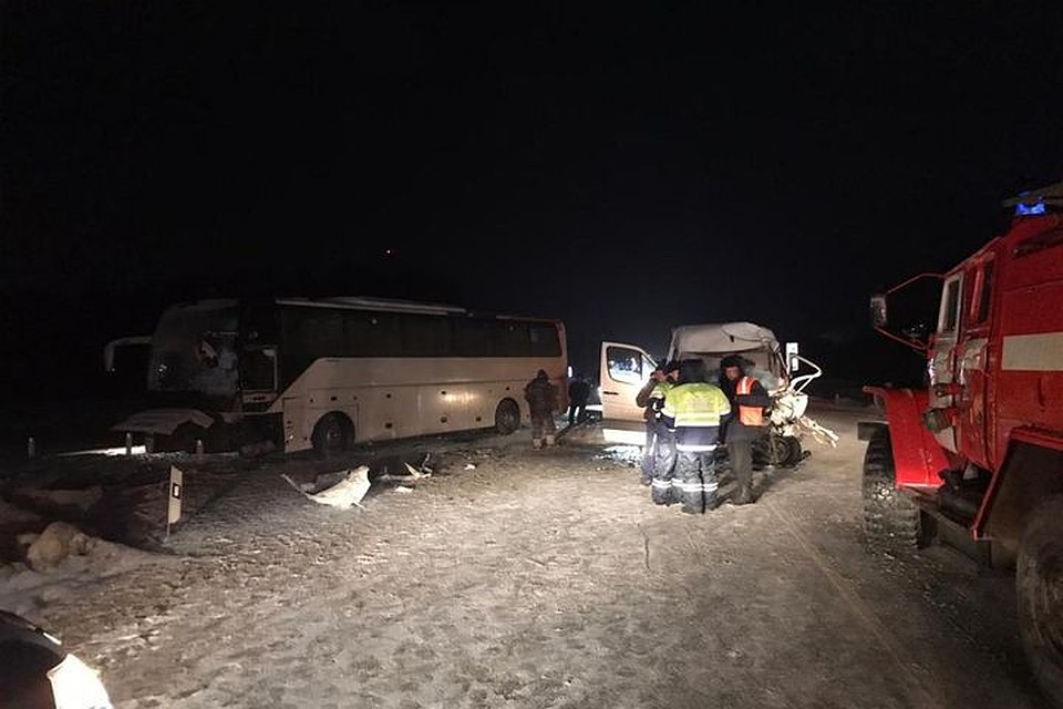В микроавтобусе находились 2 человека, в результате ДТП водитель получил травму. Фото: ГИБДД Новосибирск