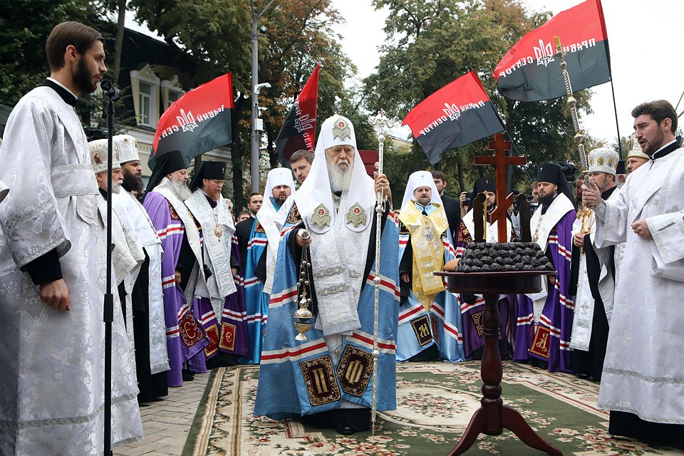 Филарет под черно-красными флагами украинских национал-радикалов. Фото: GLOBAL LOOK PRESS
