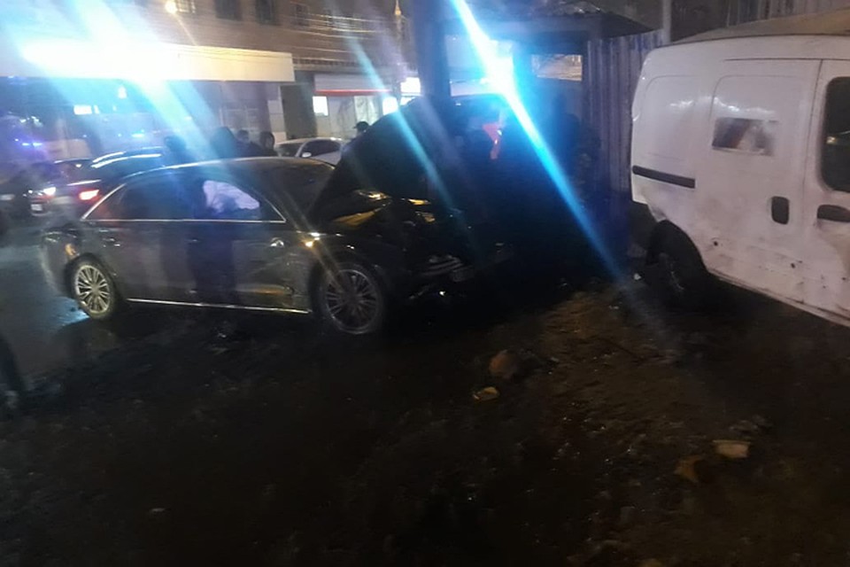 Иномарка после массового ДТП вылетела на тротуар в группу детей в Нижнем Новгороде Фото: ГУ МЧС по Нижегородской области