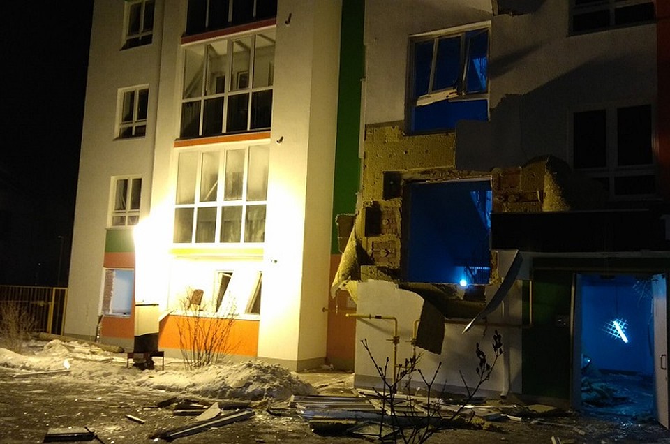 Пострадали окна и обшивка дома. Фото с сайта СУ СК по Тюменской области