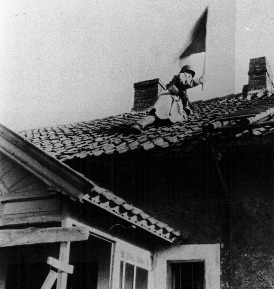 8 апреля 1945 года. Красноармеец Гришко устанавливает красный флаг на крыше одного из домов 34-го квартала Кёнигсберга, занятого 1023-м полком 307-й стрелковой дивизии. Фото: из семейного архива