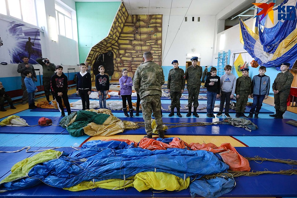 Многие слушали экскурсовода со знанием дела - они уже прыгали с парашютом Фото: Дмитрий АХМАДУЛЛИН